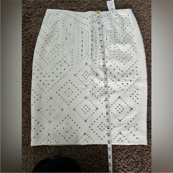 NWT White House Black Market Cream Skirt Silver/Gold Studded Embellishments Sz 0 - Picture 5 of 9